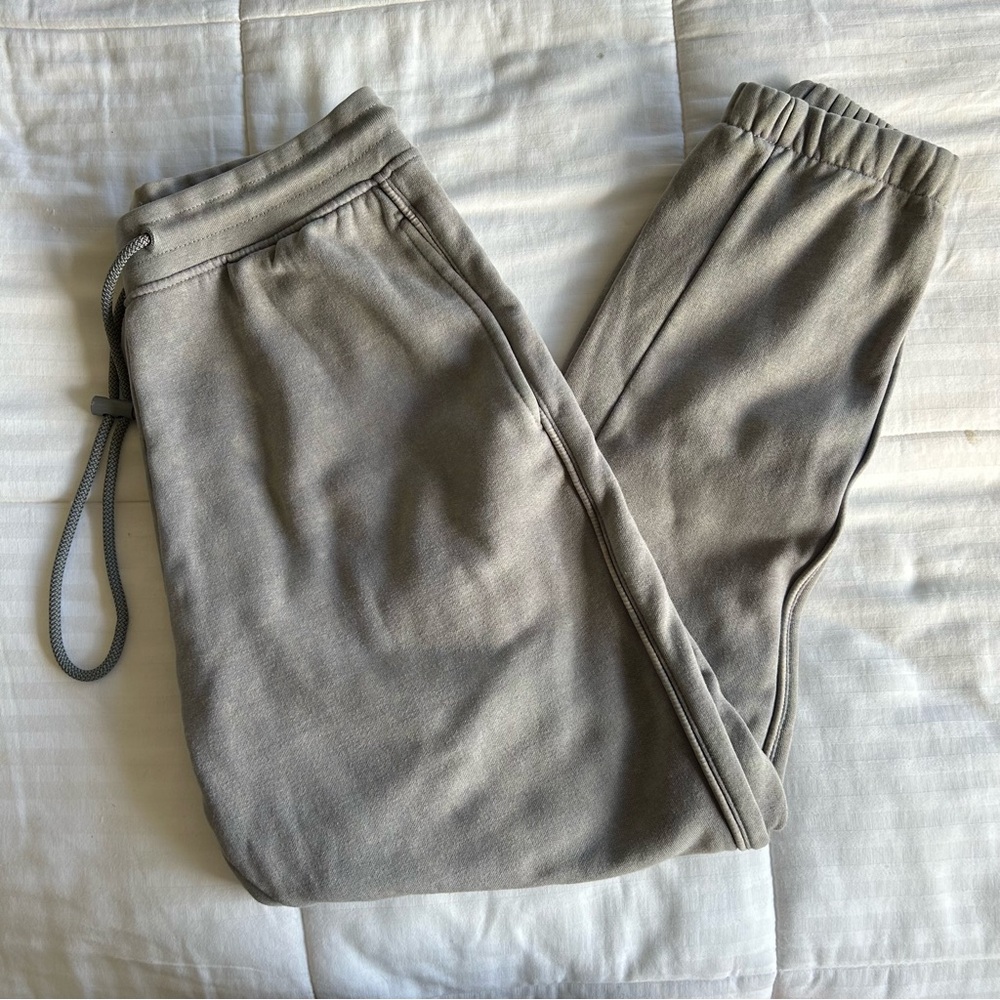 Alphalete Essential Oversized Joggers - Light Grey